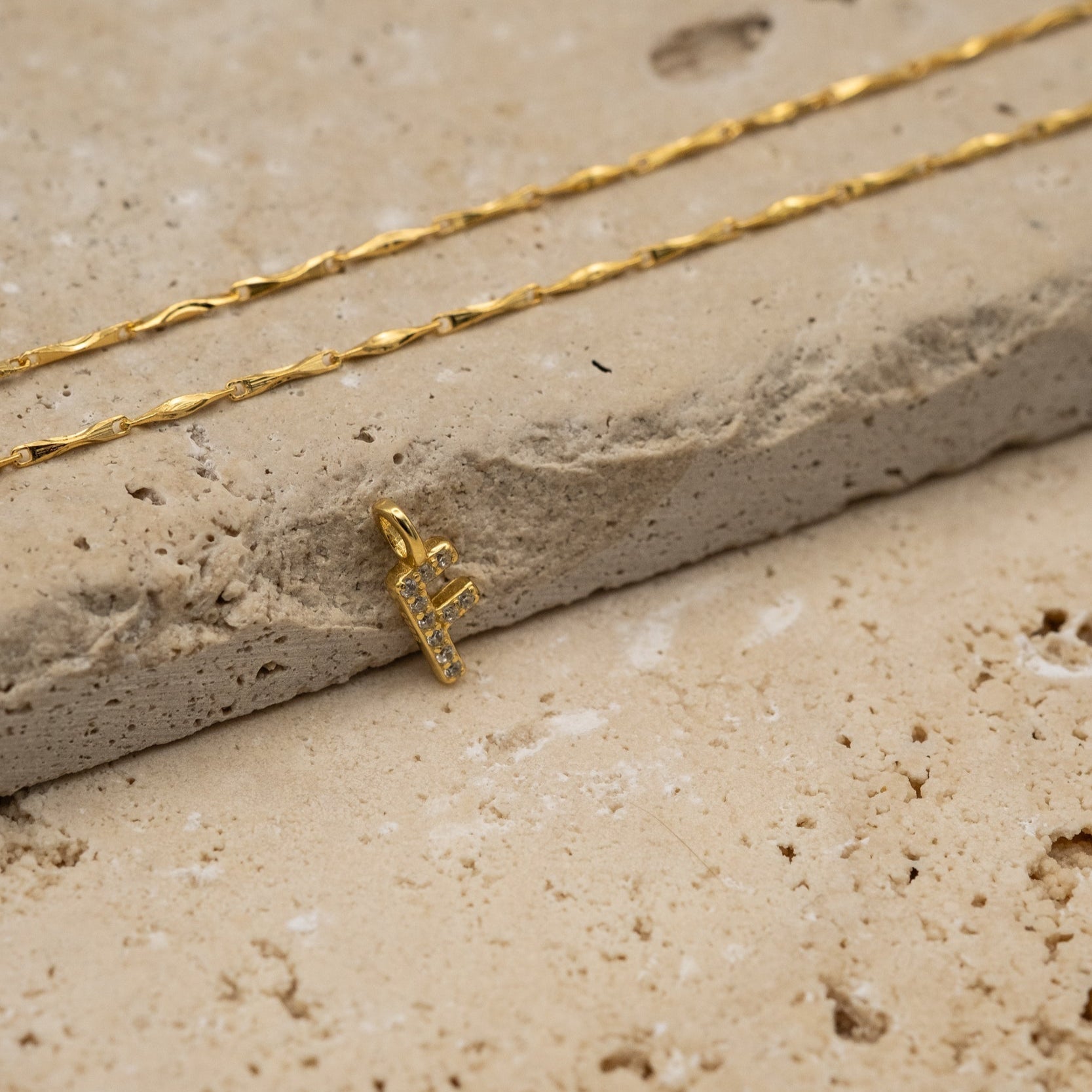 Kette Cirra mit Buchstabenanhänger Milo - Anhänger - eva før